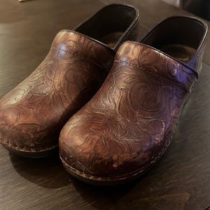 Brown patterned clogs